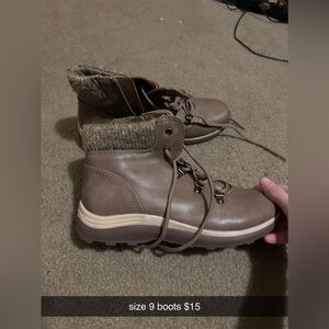 Size 9 Snow boots